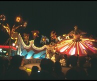 Νίκος Δήμου, Ο Μοναχικός Πολυπράγμων