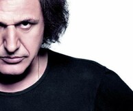 O Βασίλης Παπακωνσταντίνου τραγουδά Μίκη Θεοδωράκη