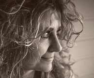 Ελισσάβετ Καρατζόλη, «Κλείσε τα σκούρα»