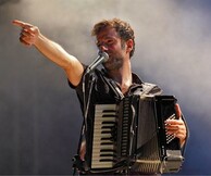 Κωστής Μαραβέγιας, Κάτω στον Πειραιά