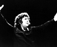 Ο Μίκης Θεοδωράκης στο Δημοτικό Θέατρο Πειραιά 