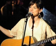 Μόνικα, Give us wings