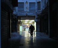 Αθηναίοι πολίτες φωτογραφίζουν την πλατεία Ομονοίας 