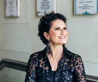 Άλκηστις Πρωτοψάλτη, Παιχνίδι με το χρόνο