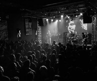 Απροσάρμοστοι Live