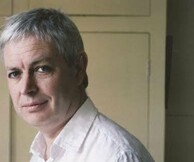 O Jonathan Coe συζητά με τη Μαριλένα Αστραπέλλου