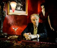 Ο Mick Harvey ερμηνεύει Gainsbourg