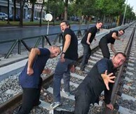 ΑΥΤΟΣΧΕΔΙΑΖΟΝΤΑΣ ΣΤΙΣ ΡΑΓΕΣ