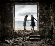 Και θα σφάξουμε το κουνέλι. Η ζωή είναι ωραία. Η ζωή είναι καλή. Θα σφάξουμε το κουνέλι.