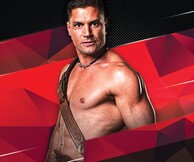 Ο Manu Bennett στα MoMix Bar