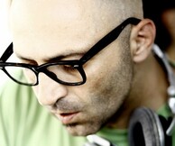 Ο «περήφανος Μακεδόνας» Gabriel Le Mar συνδυάζει μοναδικά deep ήχους με dub και reggae τεχνικές