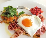 Και να που μαθαίνουμε το brunch
