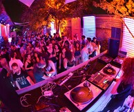 Ένα νέο αθηναϊκό nightclub κάτω από τα αστέρια