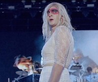 O Spiderman γίνεται drag queen για χάρη των Arcade Fire