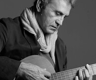 Ο Γιώργος Νταλάρας στο θέατρο Πέτρας