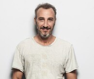 O Mίνως Μάτσας παρουσιάζει το "Εξω"