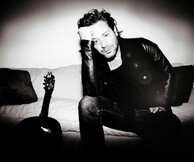 O Άνταμ Κοέν με τη δική του εξαιρετική μουσική για ένα βράδυ στην Αθήνα