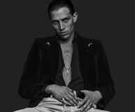 Κοσμήματα του Mina και ασπρόμαυρες φωτογραφίες του Κώστα Κουτάγιαρ σε μια κοινή έκθεση στο Μουσείο Μπενάκη