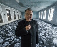 «Ellis»: η νέα ταινία μικρού μήκους του JR με πρωταγωνιστή τον Robert De Niro