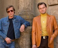 Λεονάρντο Ντι Κάπριο και Μπραντ Πιτ φωτογραφίζονται μαζί στα γυρίσματα της ταινίας του Ταραντίνο