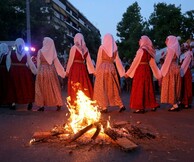 Η Αθήνα γιορτάζει τον Αϊ-Γιάννη τον Κλήδονα στην πλατεία Κουμουνδούρου και την πλατεία Κυψέλης