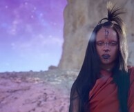 Η Rihanna γίνεται εξωγήινη για το βίντεο του “Sledgehammer”