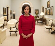 Όλοι μιλάνε για το πόσο καταπληκτική είναι η Νάταλι Πόρτμαν ως Τζάκι Κένεντι στο πρώτο τρέιλερ που μόλις κυκλοφόρησε