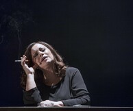 Δείτε αποκλειστικά το νέο τρέιλερ της παράστασης «Χειρόγραφο» με τη Χάρις Αλεξίου
