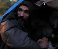 O ήρωας αυτού του νέου ελληνικού ντοκιμαντέρ, αν και βρώμικος εκπέμπει φως μέσα από το άθλιο παράπηγμα του