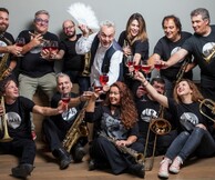 Η μουσική Εσχάτη Κωμωδία των Monie & Monie Conniente έρχεται στο Half Note