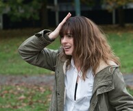 Η Αν Χάθαγουεϊ και ο Τζέισον Σουντέικις στην πιο ανατρεπτική κωμωδία της χρονιάς