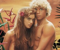 H Γαλάζια Λίμνη ξαναβγαίνει κι αυτό είναι το καινούριο, αισθησιακό της τρέιλερ