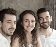 «Μαμά, μπαμπά, λυπάμαι, δεν σας μοιάζω»: Η νέα γενιά καλλιτεχνών της Μικρής Άρκτου τραγουδά στο Athens Pride