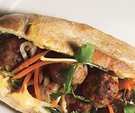 Bánh mì Mayhem: Βιετναμέζικα σάντουιτς και μουσική στον πεζόδρομο της Αβραμιώτου