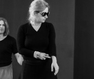 Οι πρώτες φωτογραφίες από τη νέα παράσταση της Λένας Κιτσοπούλου