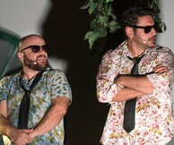 «Πέτρες στις τσέπες του»: Η sold out παράσταση με τους Μάκη Παπαδημητρίου και Γιώργο Χρυσοστόμου ταξιδεύει στην Ελλάδα
