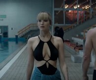 Η Λόρενς είναι το Κόκκινο Σπουργίτι, μια δολοφόνος που χρησιμοποιεί το σώμα της και το μυαλό της στα όρια