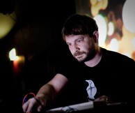 Ακούστε ένα ατμοσφαιρικό ηλεκτρονικό mixtape του Pye Corner Audio, από το Saristra με αγάπη