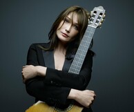 Η Carla Bruni έρχεται στην Αθήνα