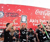 Ο Άκης Πετρετζίκης, με την υποστήριξη της Coca-Cola, έσπασε ένα από τα GUINNESS WORLD RECORDS ™