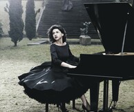 Ο κορυφαίος βιολονίστας Γκίντον Κρέμερ συμπράττει με δύο εξαιρετικές νέες μουσικούς