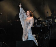 Η Χάρις Αλεξίου τραγουδά για τις καθαρίστριες