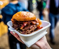 Tα Street Food and Tunes, η γκουρμέ γιορτή δρόμου της Αθήνας κατεβαίνει στη Γλυφάδα