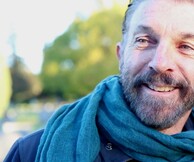 Ο Bobby Roth, γνωστός για τη σκηνοθεσία του Prison Break, του Lost και του Grey's Anatomy, έρχεται στη Στέγη