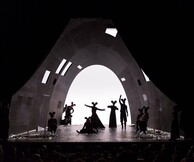 Η Στέγη στις Νύχτες Πρεμιέρας: Ο Βυσσινόκηπος, ο Μίκι Μάους και ο Νίκος Καραθάνος