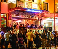 Το Hot Hot Burger Bar κάνει πάρτι
