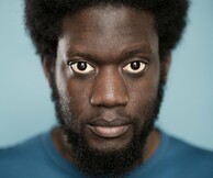 10 πράγματα που αξίζει να ξέρεις για τον Michael Kiwanuka λίγο πριν το αποψινό live του