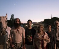 Οι πρώτες φωτογραφίες από το έργο του Παύλου Μάτεσι «Προς Ελευσίνα» με πρωταγωνίστρια την Μαρία Καβογιάννη