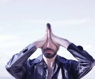 Βαρύ και εσωστρεφές το καινούριο άλμπουμ του The Boy «Έτοιμοι Δύο»