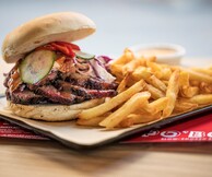 Brisket, μουσική και cocktails στο πρώτο πάρτι του Po' Boys